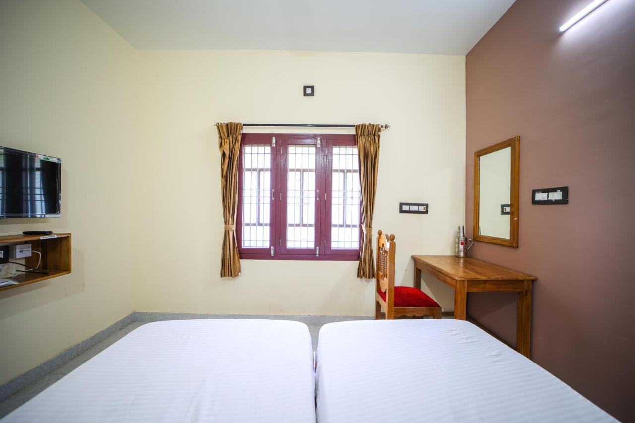 Hotel The Pothigai Palace à Kuttālam Extérieur photo