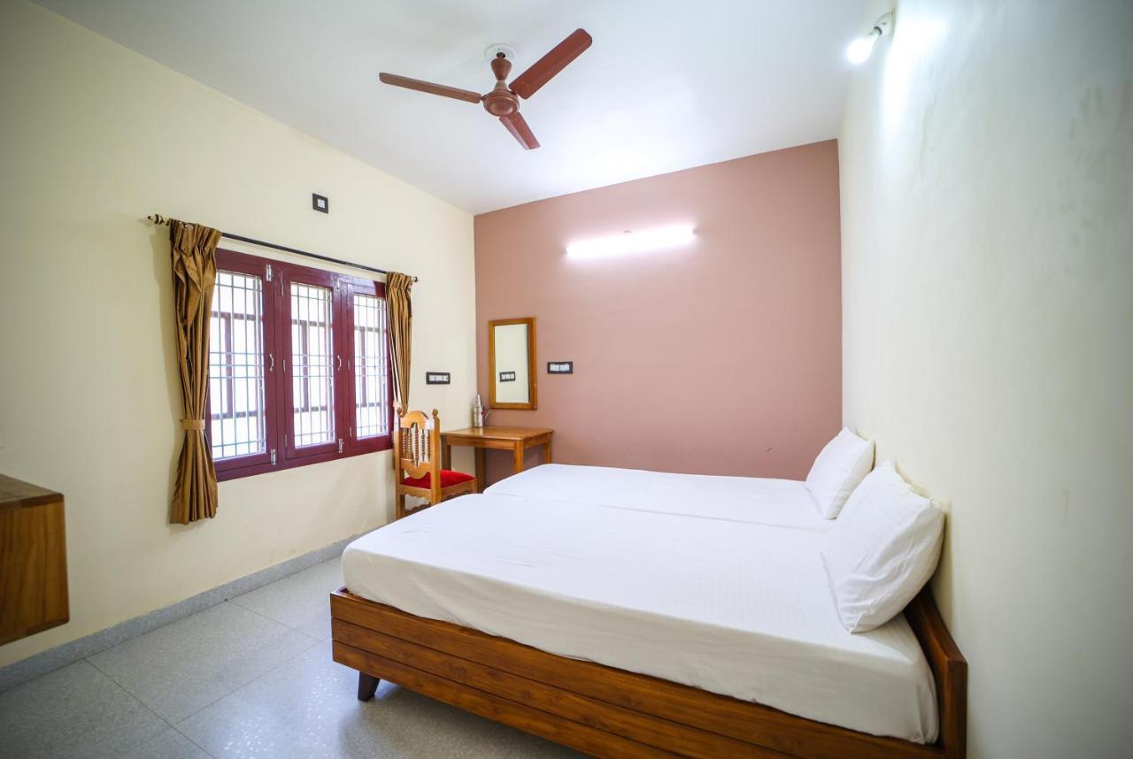 Hotel The Pothigai Palace à Kuttālam Extérieur photo