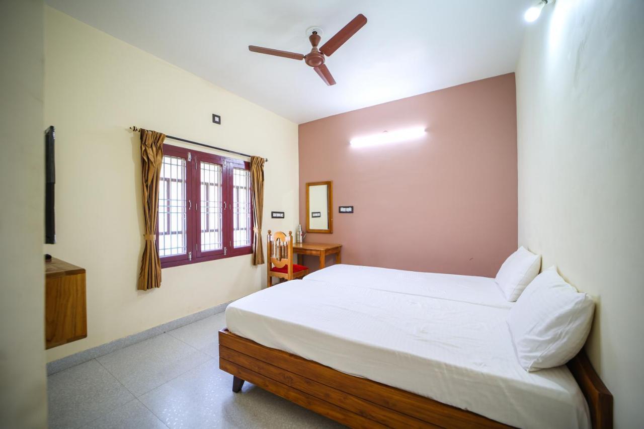 Hotel The Pothigai Palace à Kuttālam Extérieur photo