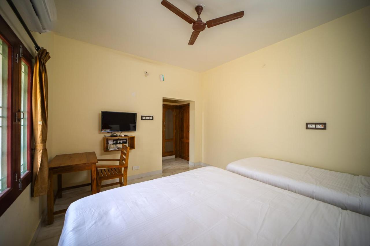 Hotel The Pothigai Palace à Kuttālam Extérieur photo