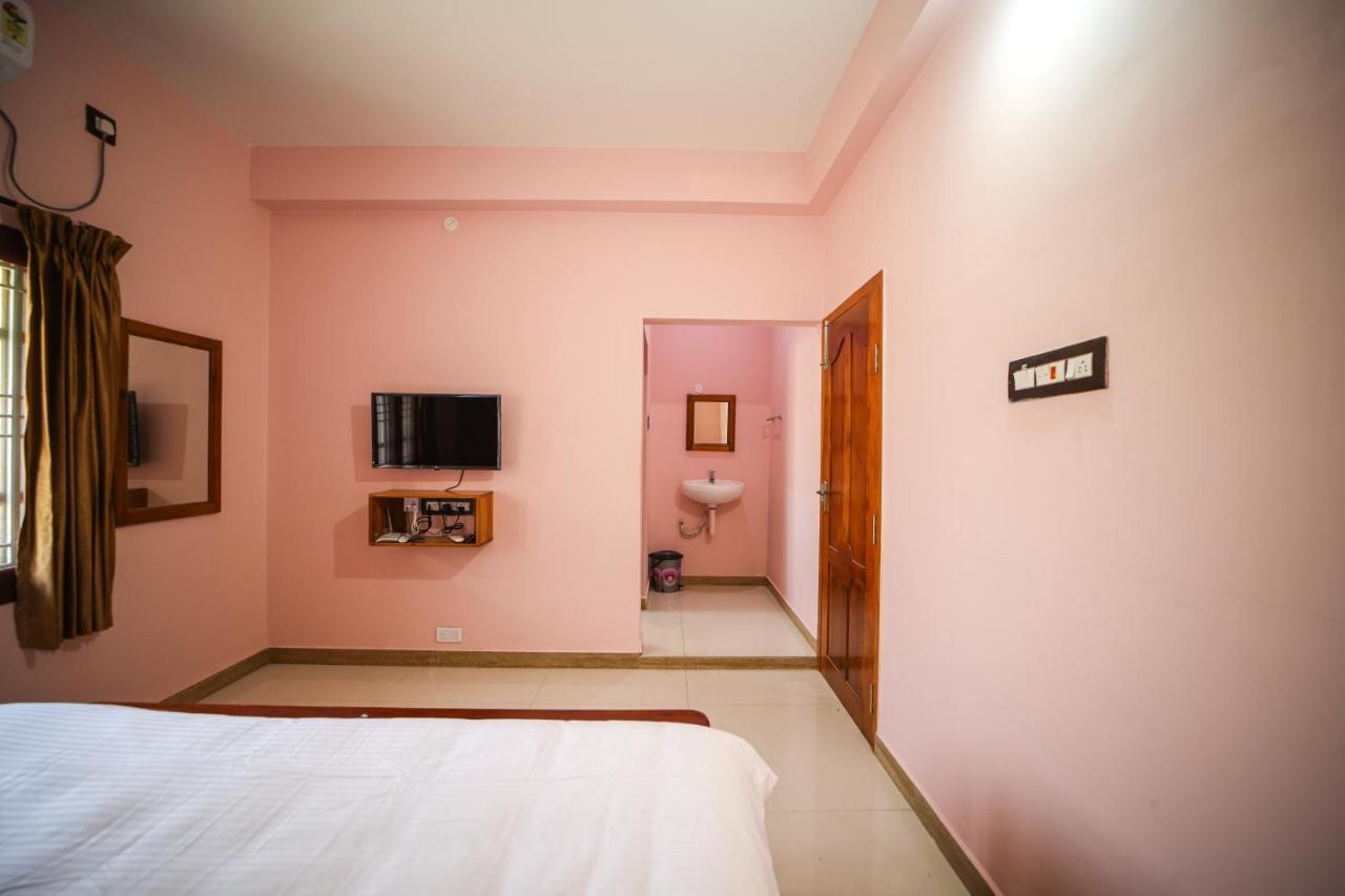 Hotel The Pothigai Palace à Kuttālam Extérieur photo